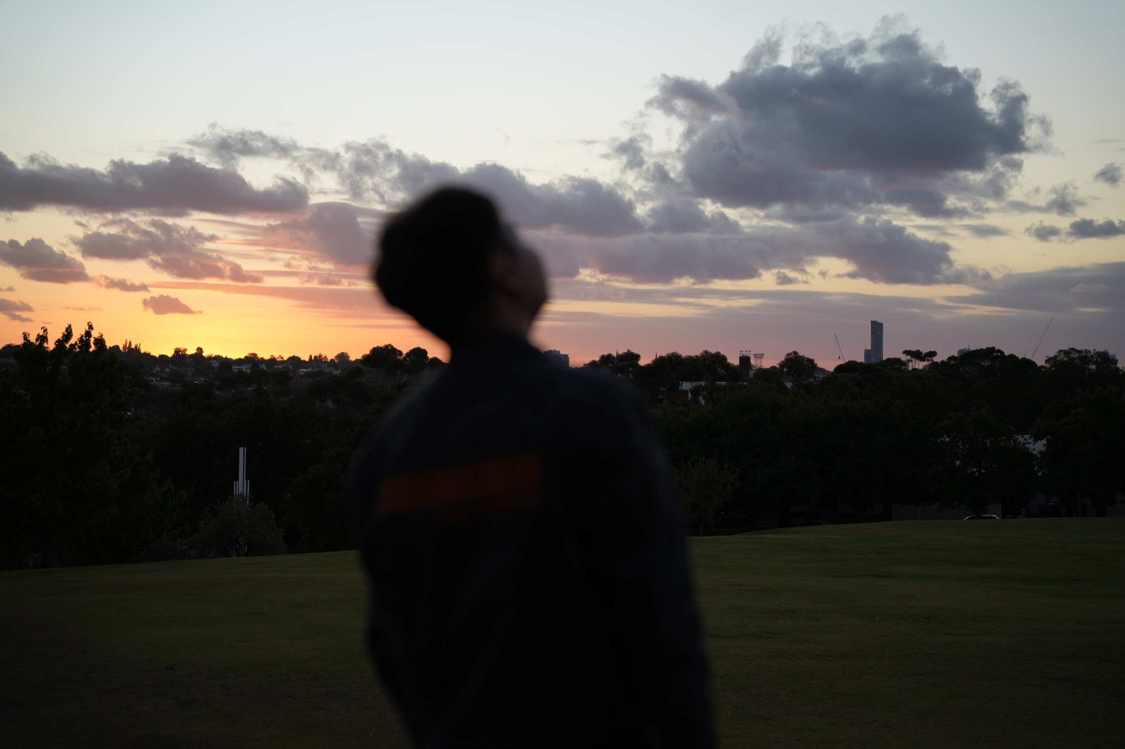 夕阳云层前的背影人像